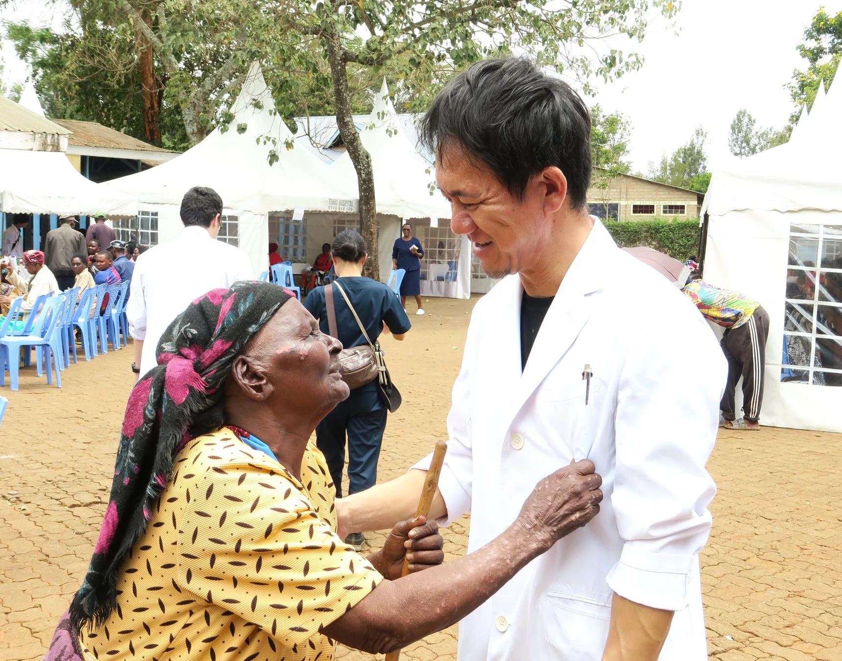医師と患者の交流、医療キャンプの様子