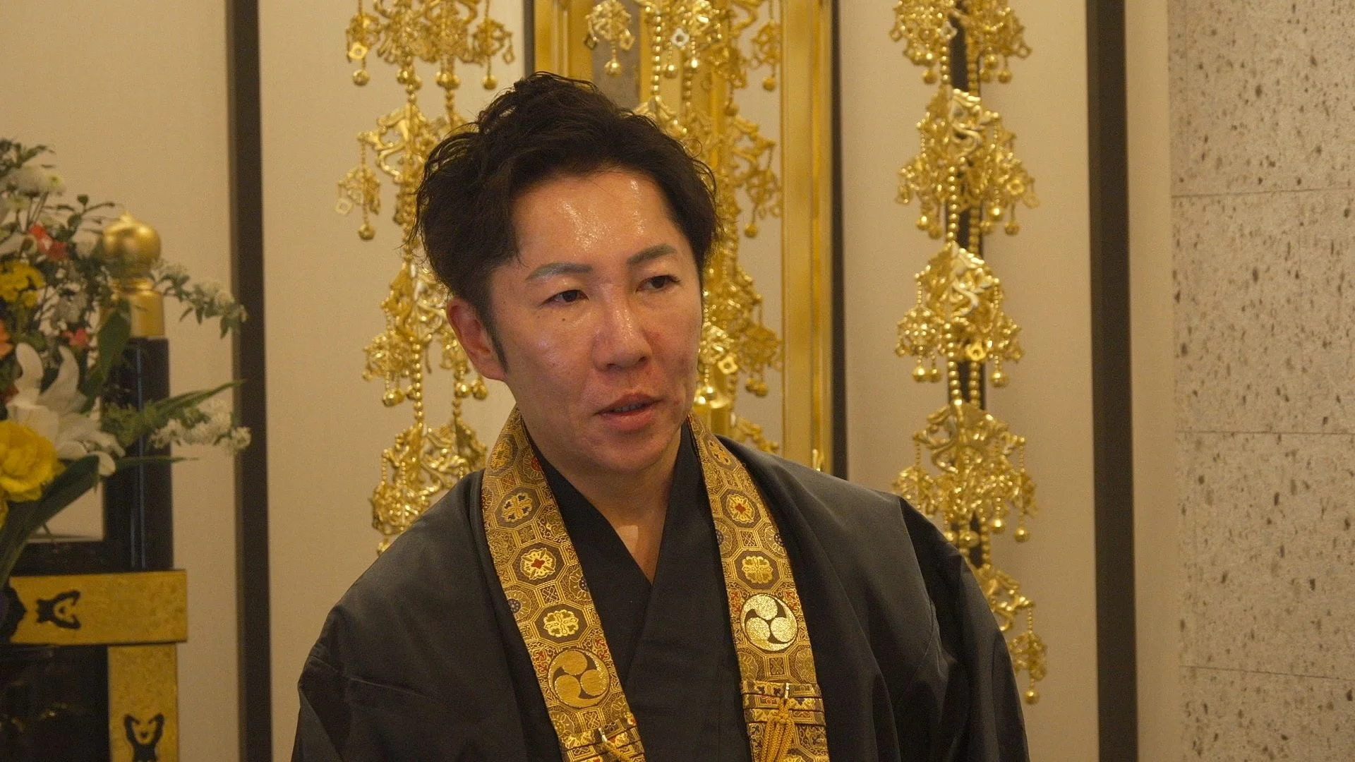 僧侶姿の亀澤範行氏