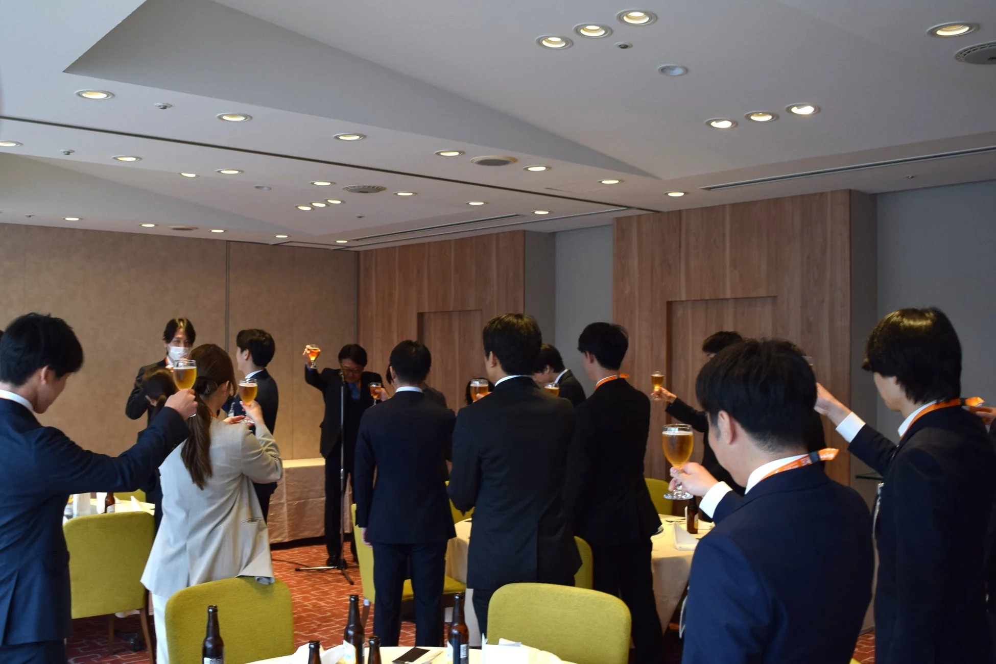 懇親会で乾杯する人々