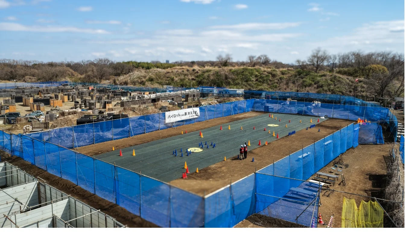 ドローン操縦訓練用の屋外施設を上空から捉えた写真。