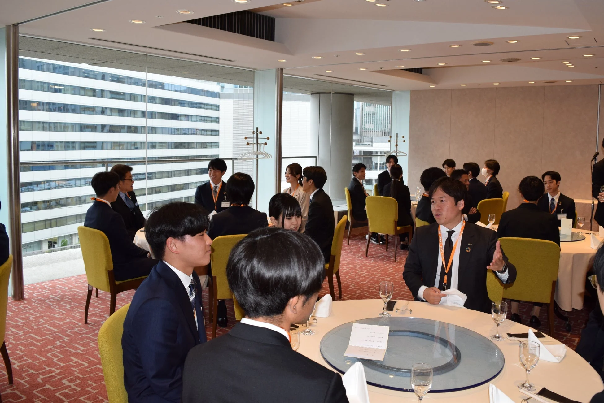 交流会に参加する若者たち