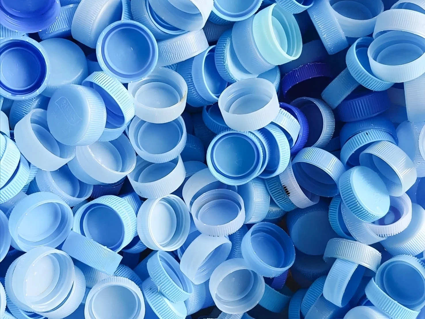 大量に積み重なるプラスチック製ペットボトルキャップ
