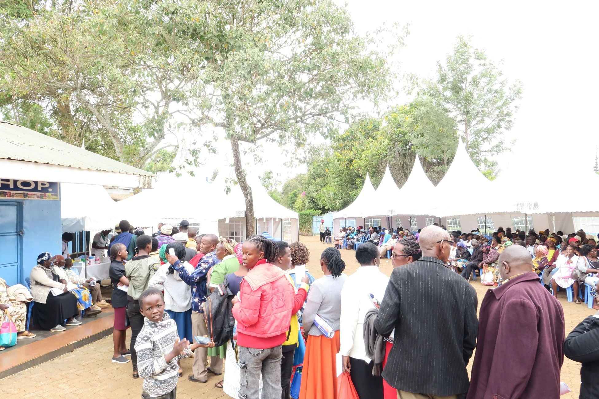 多くの人々が集まる医療キャンプの様子