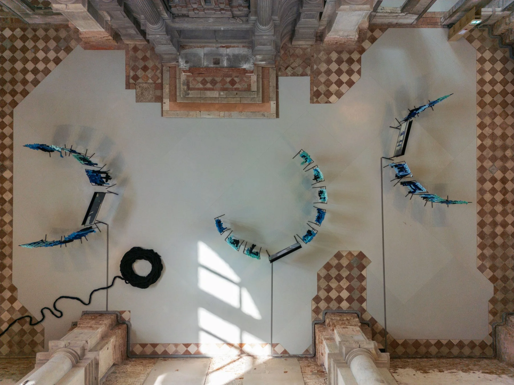 美術展インスタレーションの広間