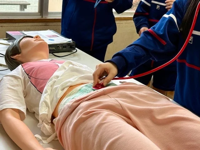 医療用マネキンを使った実習の様子