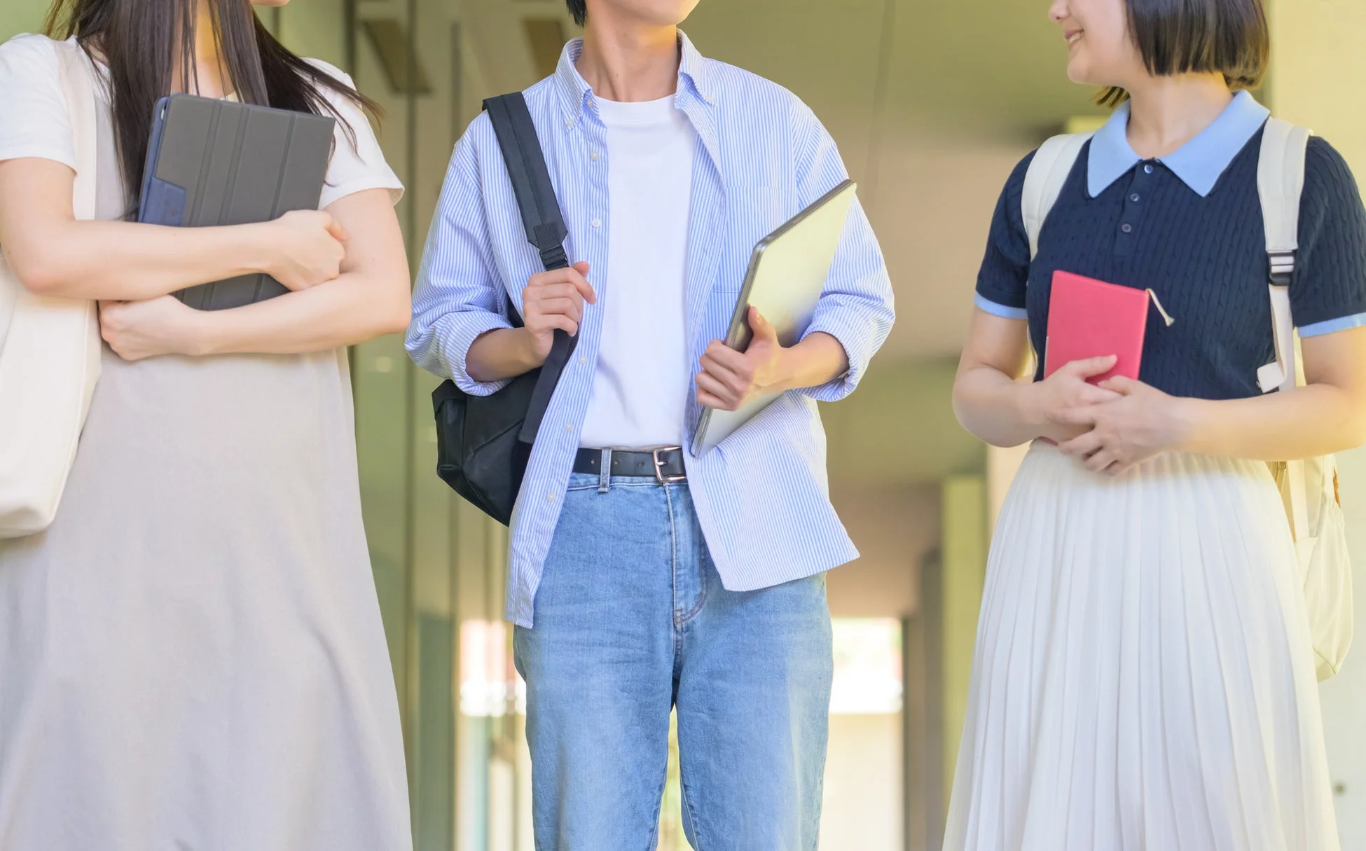 学内で談笑する学生たち