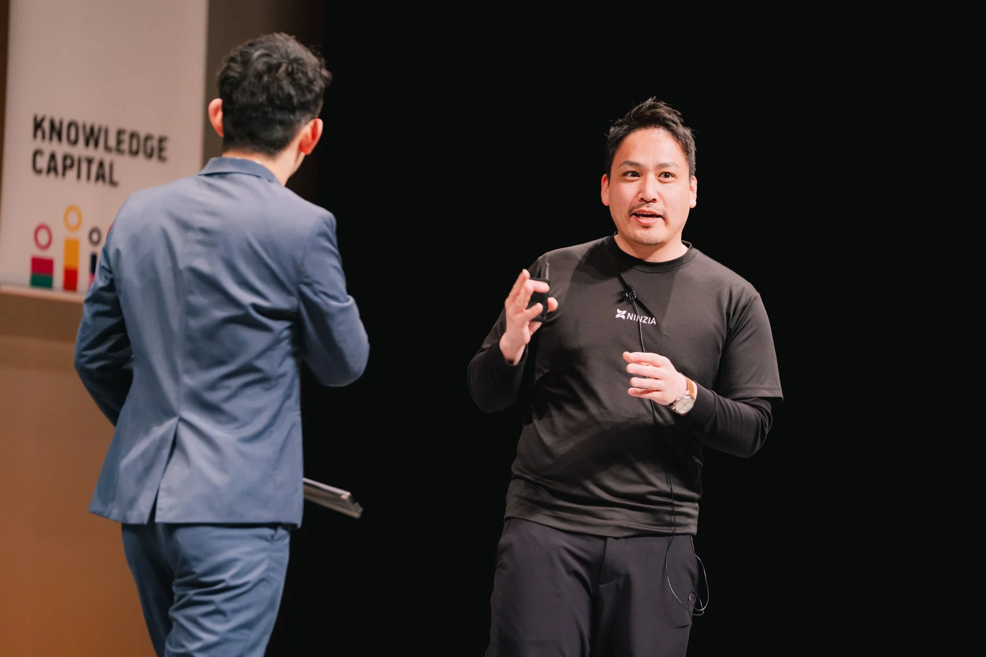 講演中の男性と聴衆