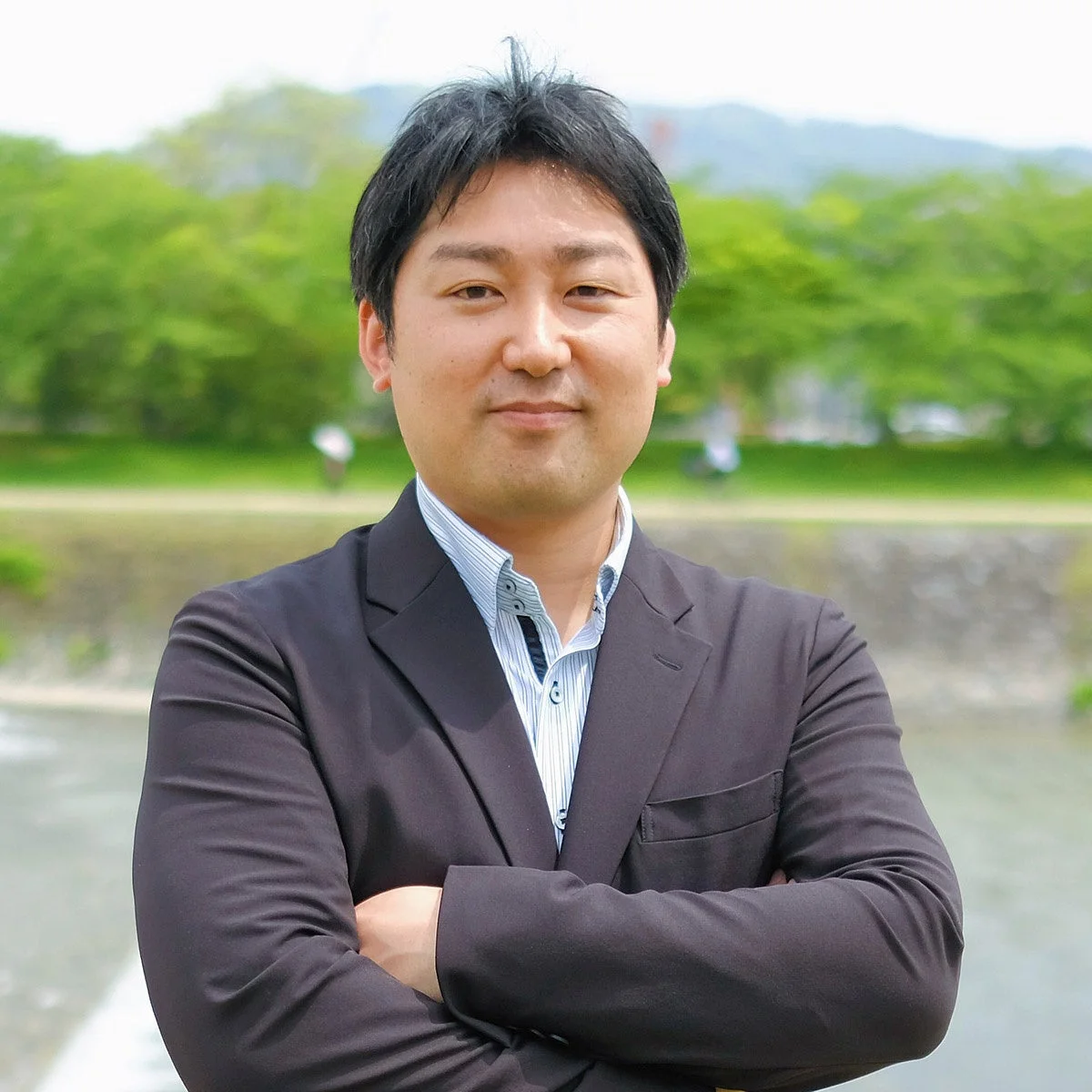 男性,ポートレート,ビジネス,スーツ,屋外,自然,笑顔,日本人,カジュアル,水辺