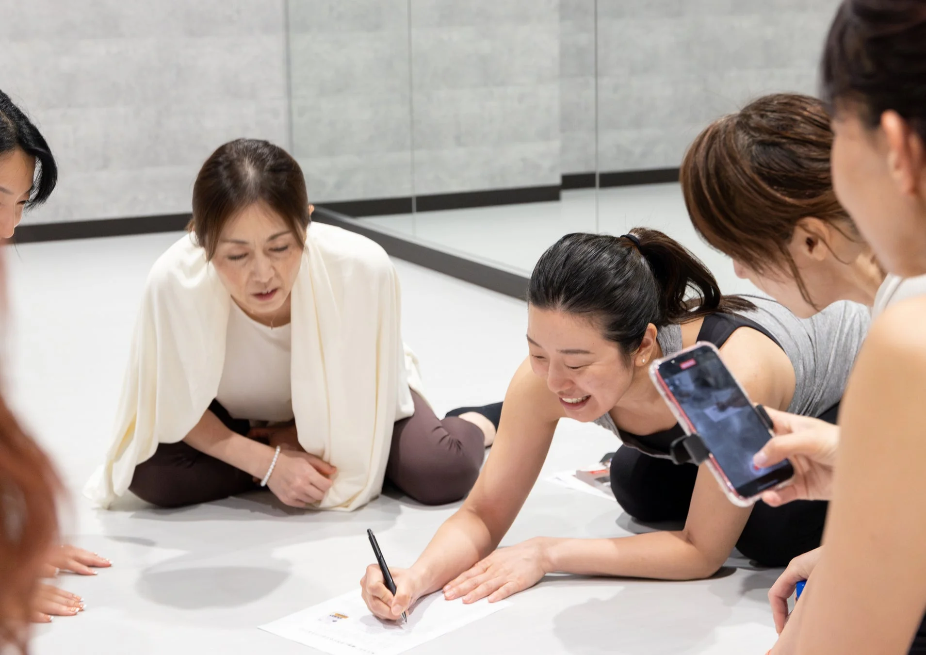 ワークショップで学ぶ女性たち