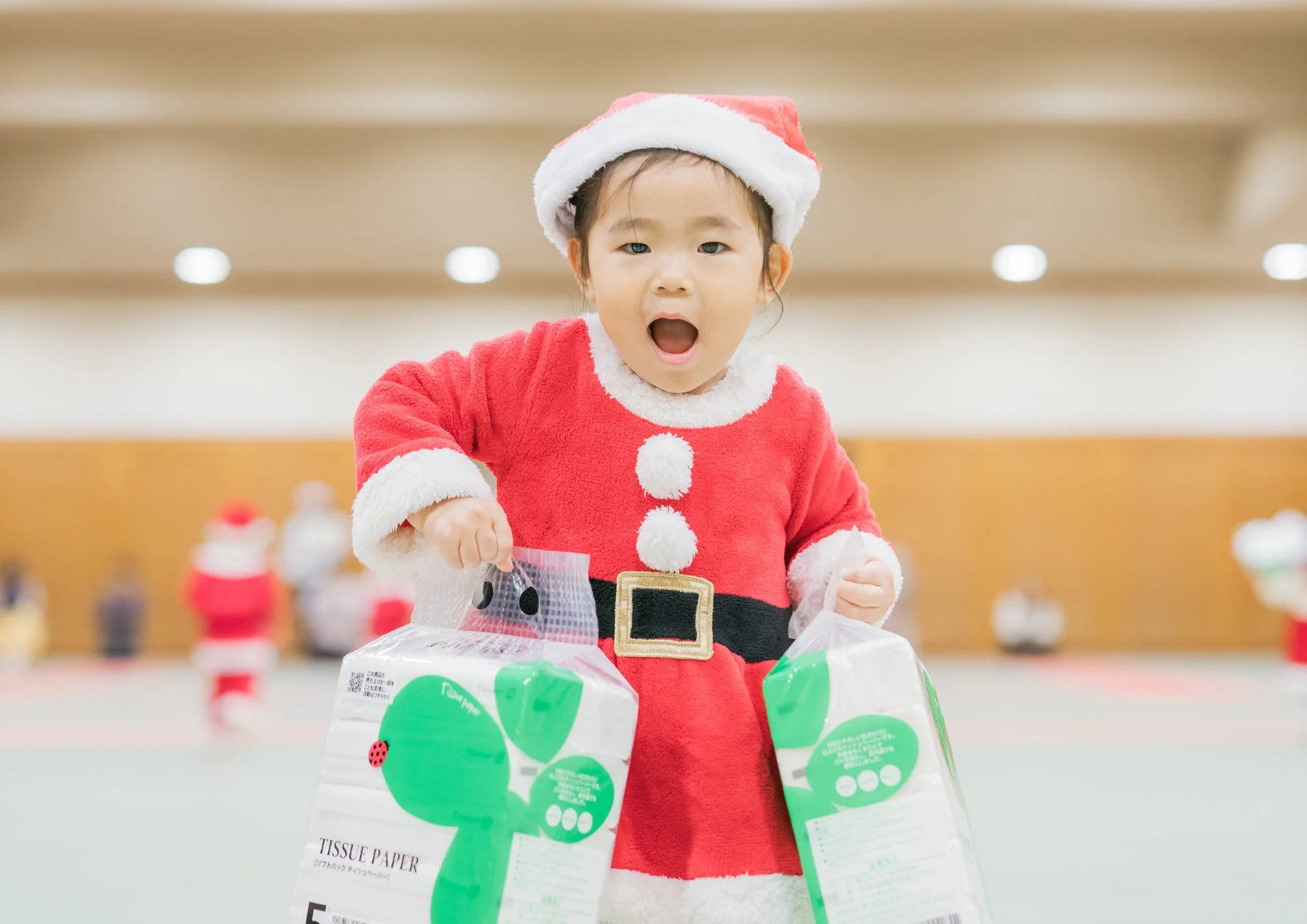 ティッシュペーパーを抱える子供