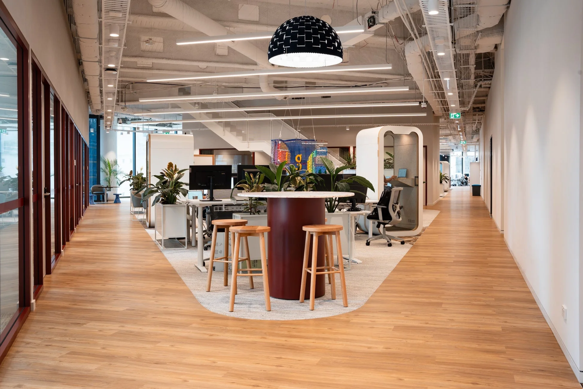 モダンなオープンプランオフィス