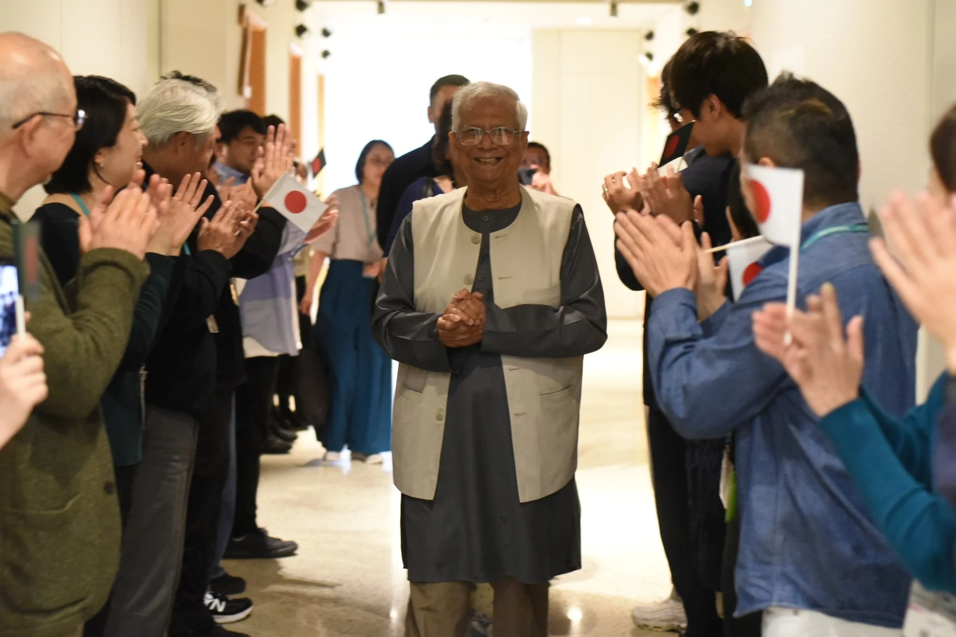 ユーグレナ社を訪問し歓迎されるユヌス博士