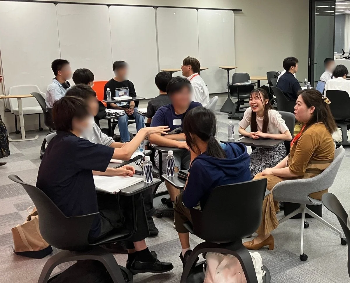 若者がグループに分かれて活発に話し合っている様子