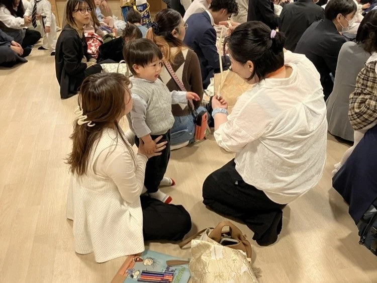 室内で大人と子供たちが交流している様子