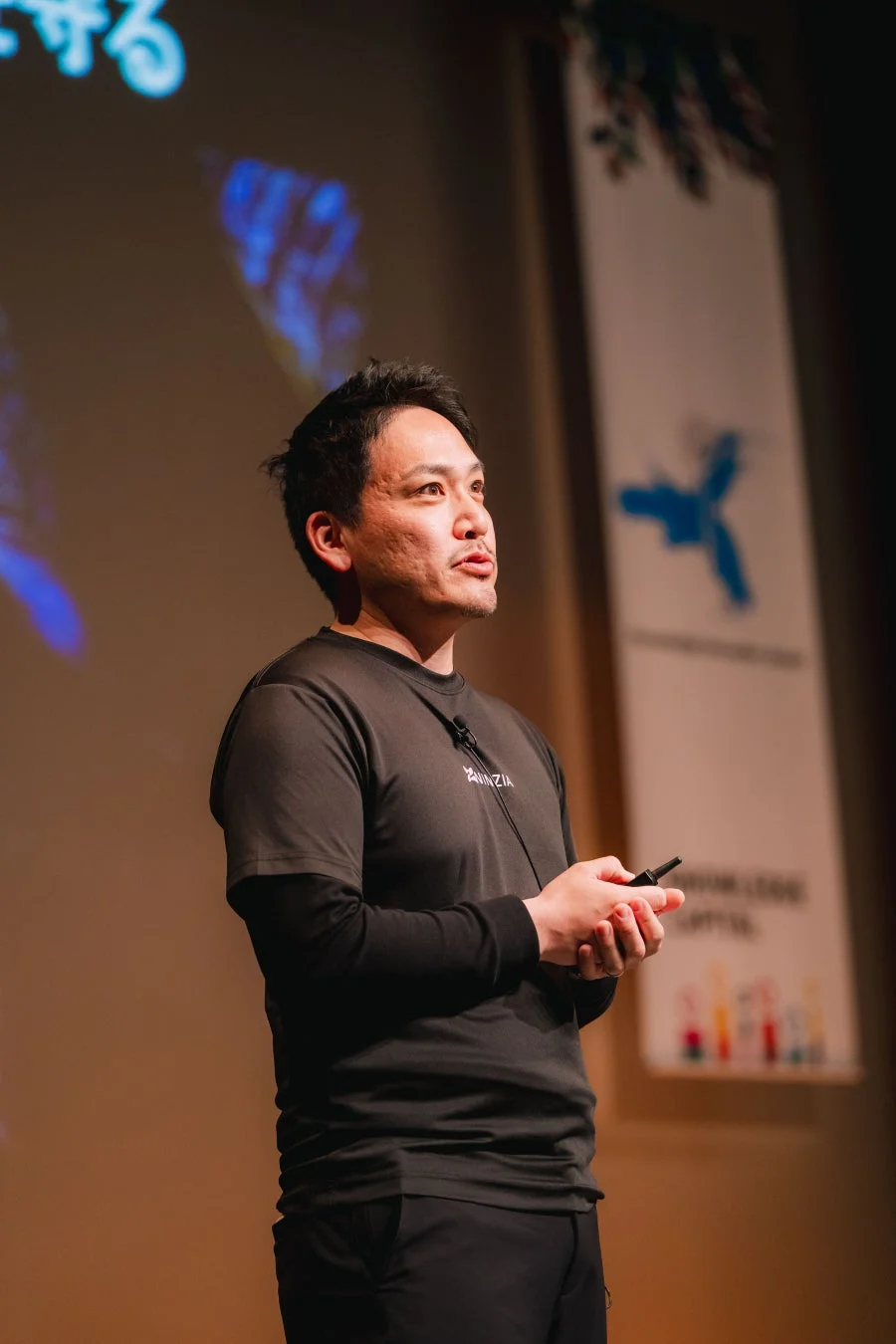 プレゼンテーションを行う男性