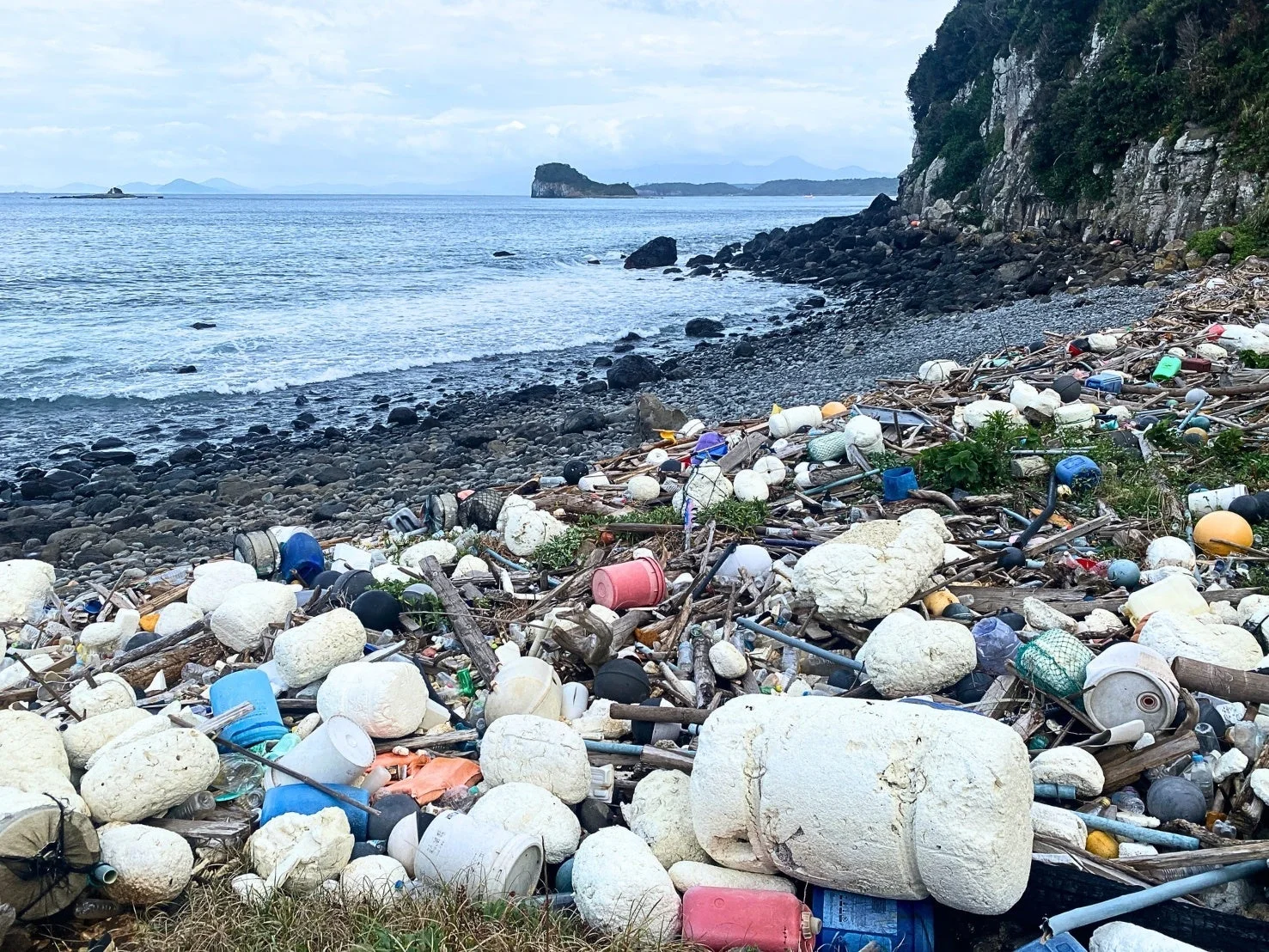 海岸に漂着した大量の海洋ごみ