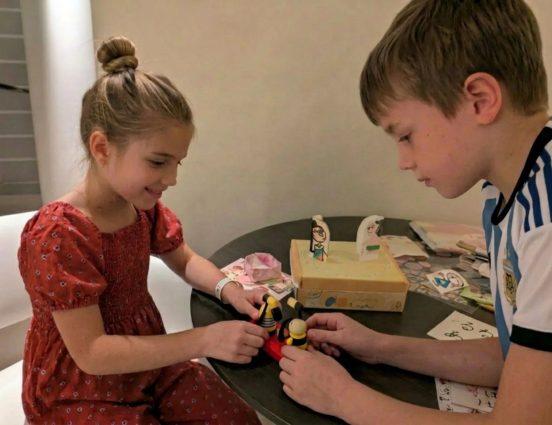 子供たちが遊んでいる写真