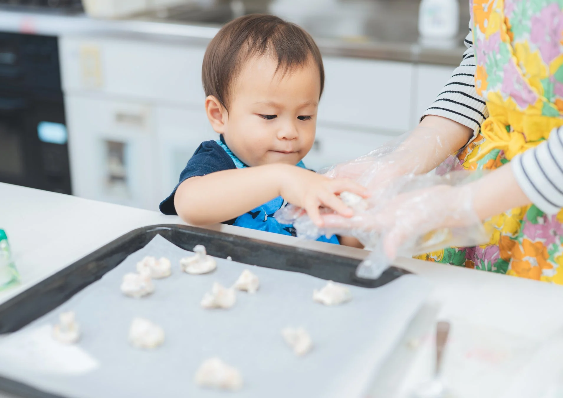 親子でお菓子作りをする様子