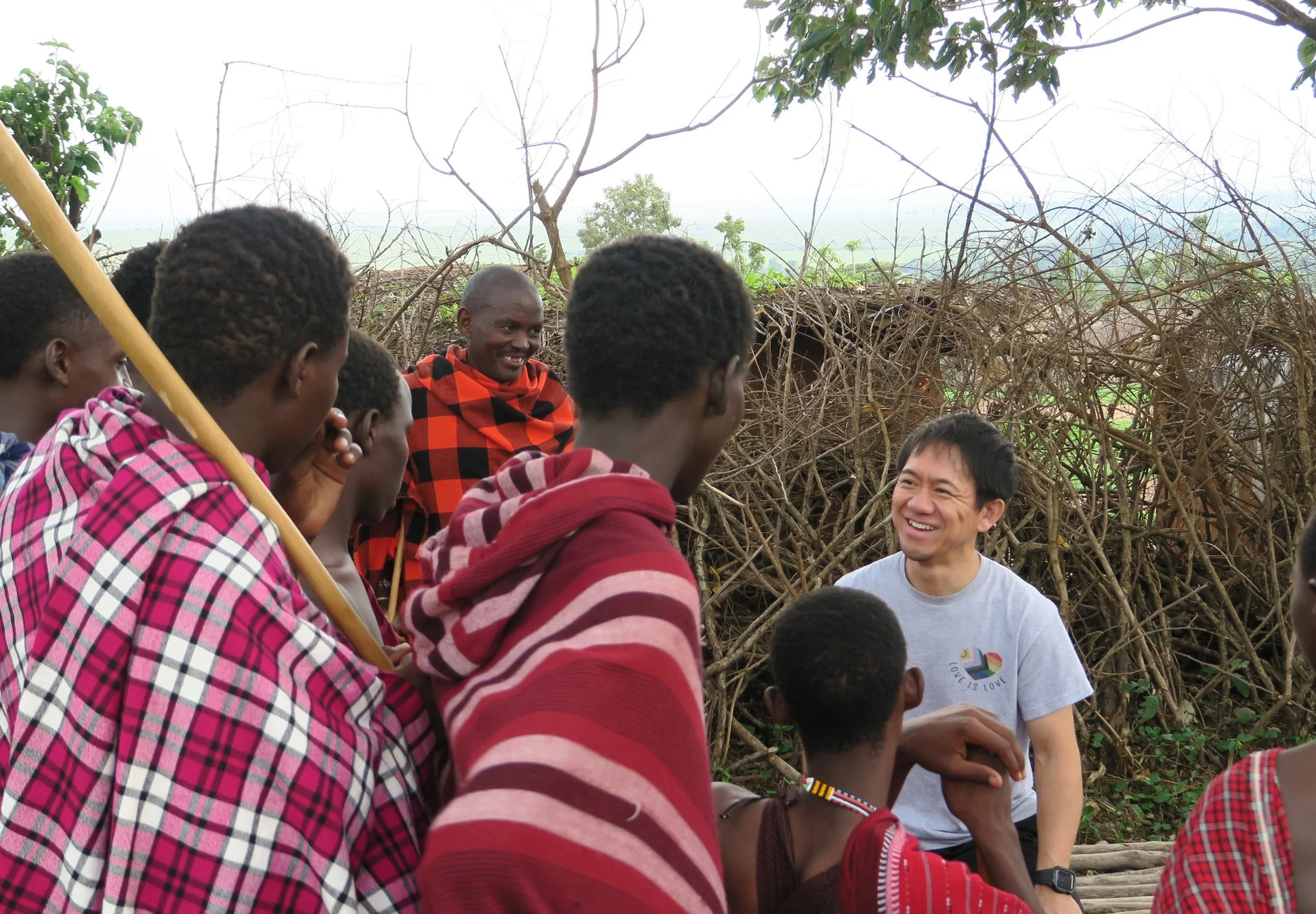 塩尻理事長とマサイ族の人々との交流