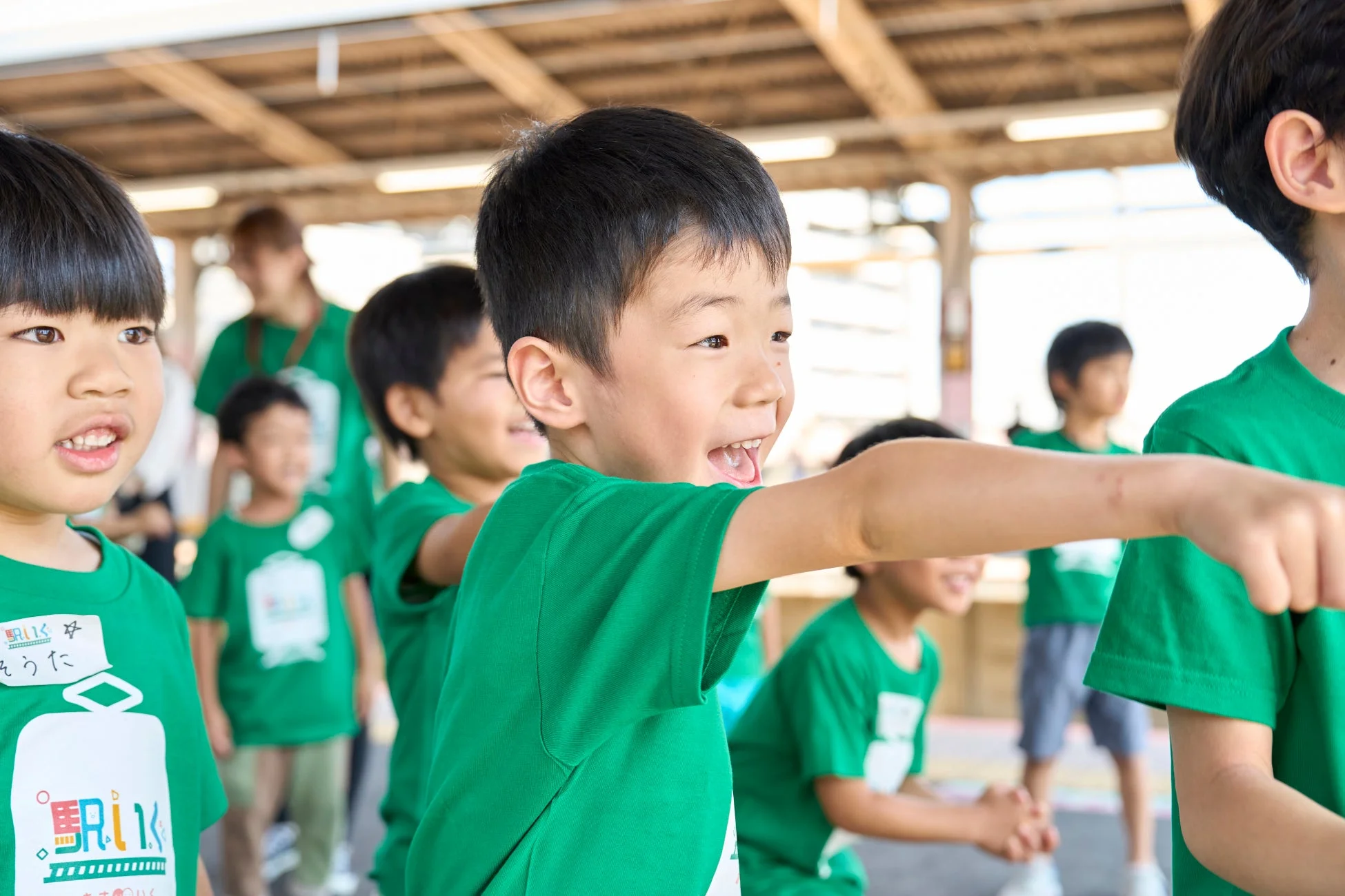 屋外で楽しそうに活動する子供たち