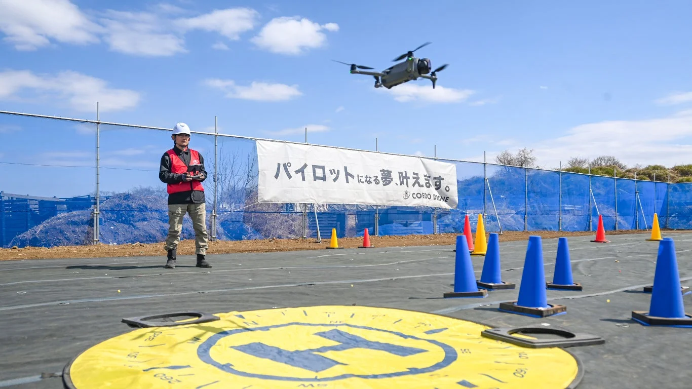 青空の下、ドローンスクールで訓練中の様子。