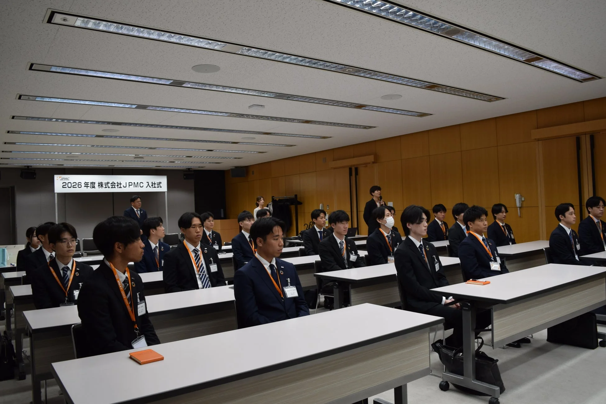 入社式で話を聞く新入社員