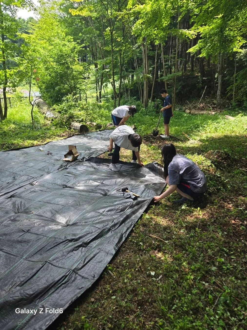 屋外で作業する若者たち