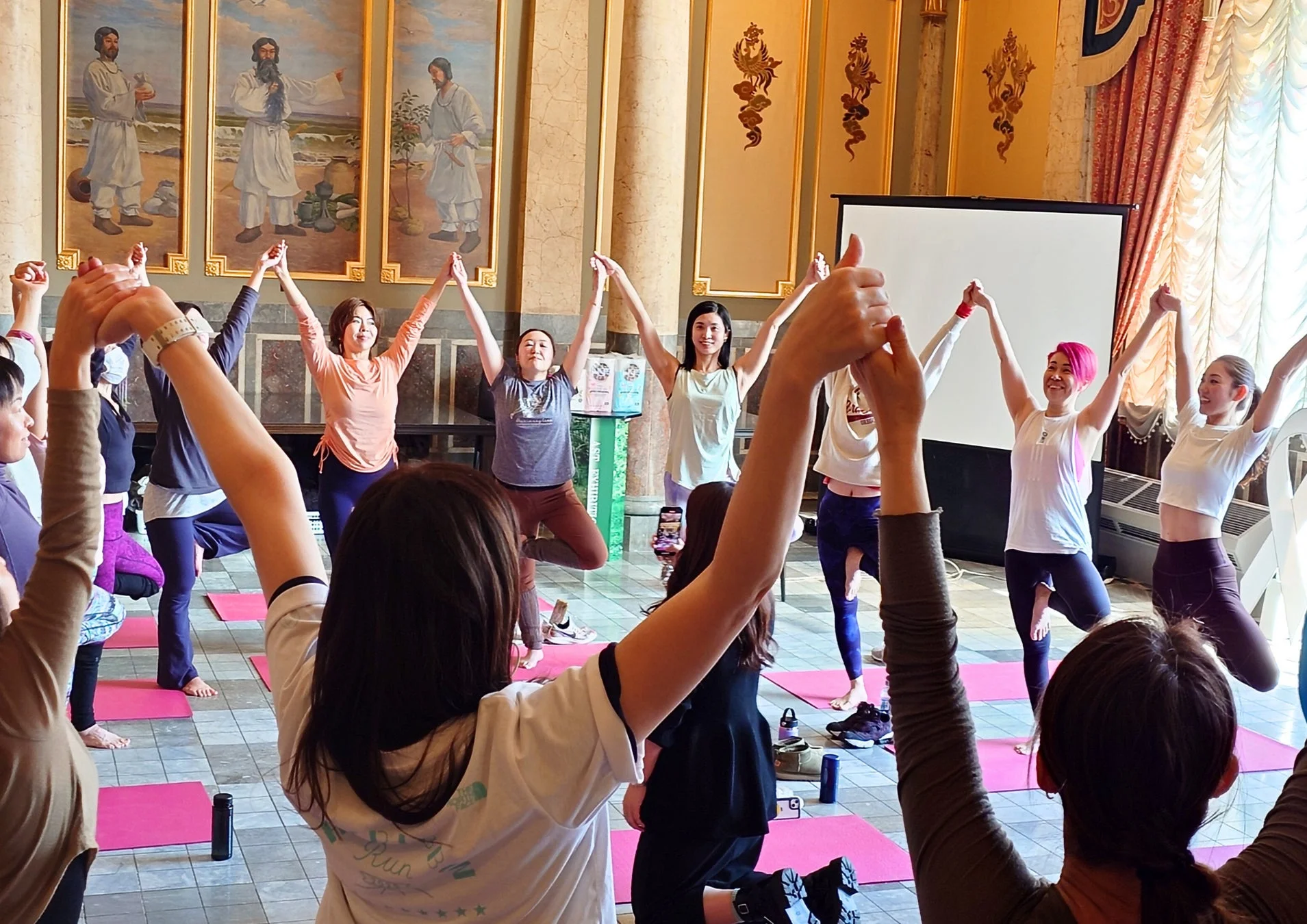 ヨガをする女性グループ