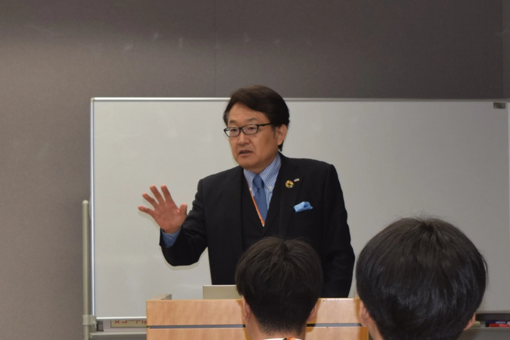 壇上で話すビジネスマン