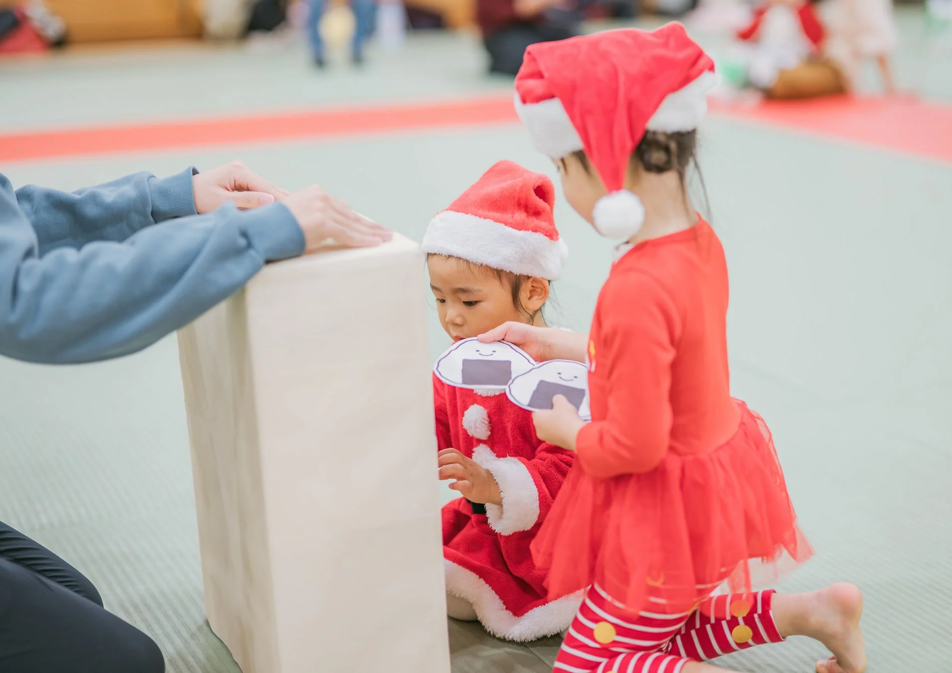 クリスマスイベントで遊ぶ子供たち
