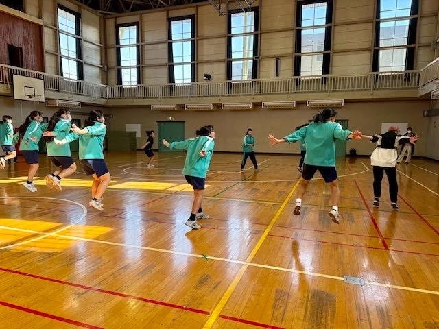 体育館で運動する学生たち
