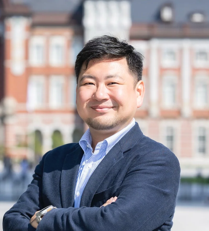 男性,ビジネス,笑顔,ポートレート,屋外,建物,アジア人,プロフェッショナル,腕組み,東京駅