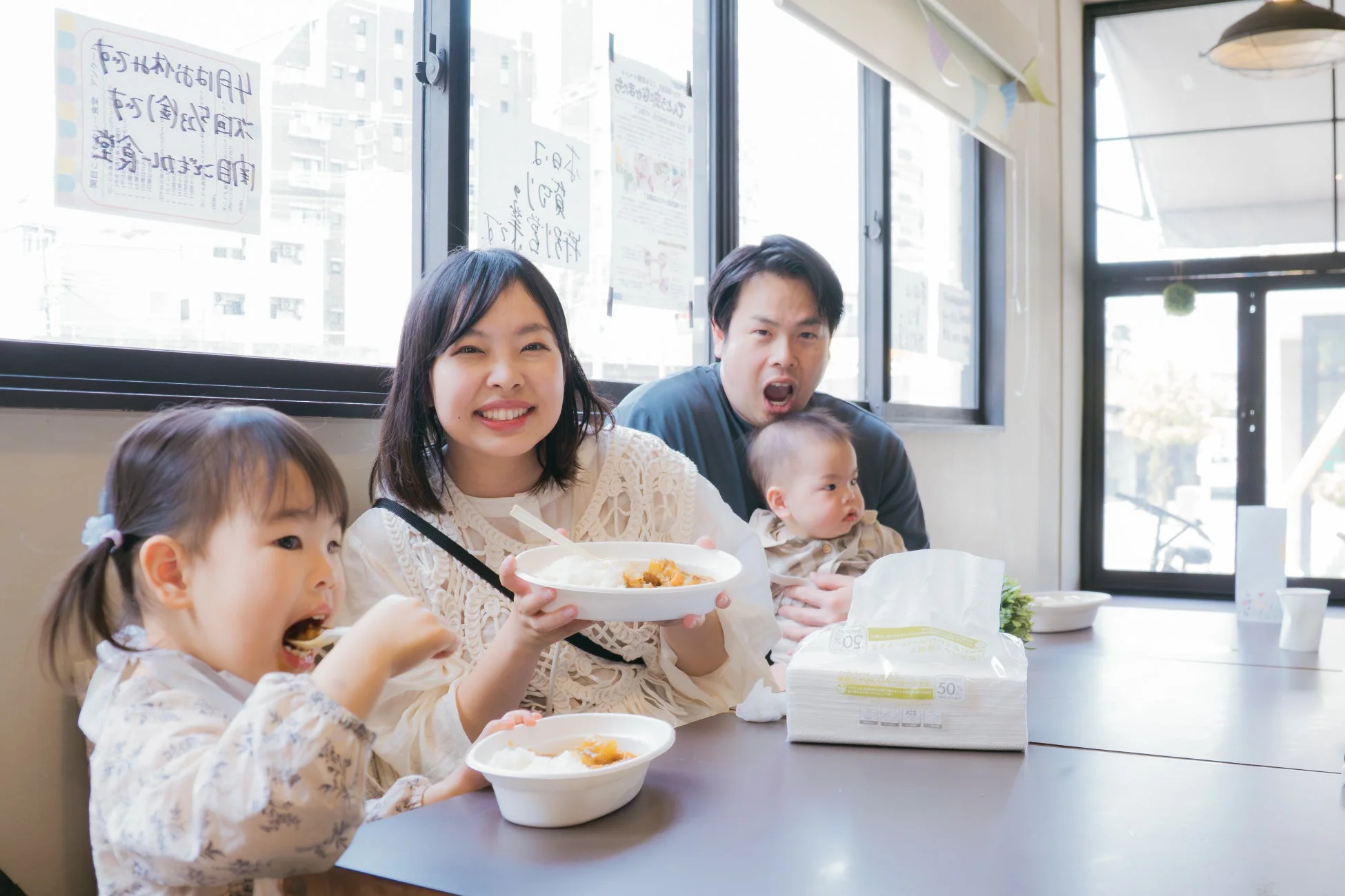 レストランで食事を楽しむ家族