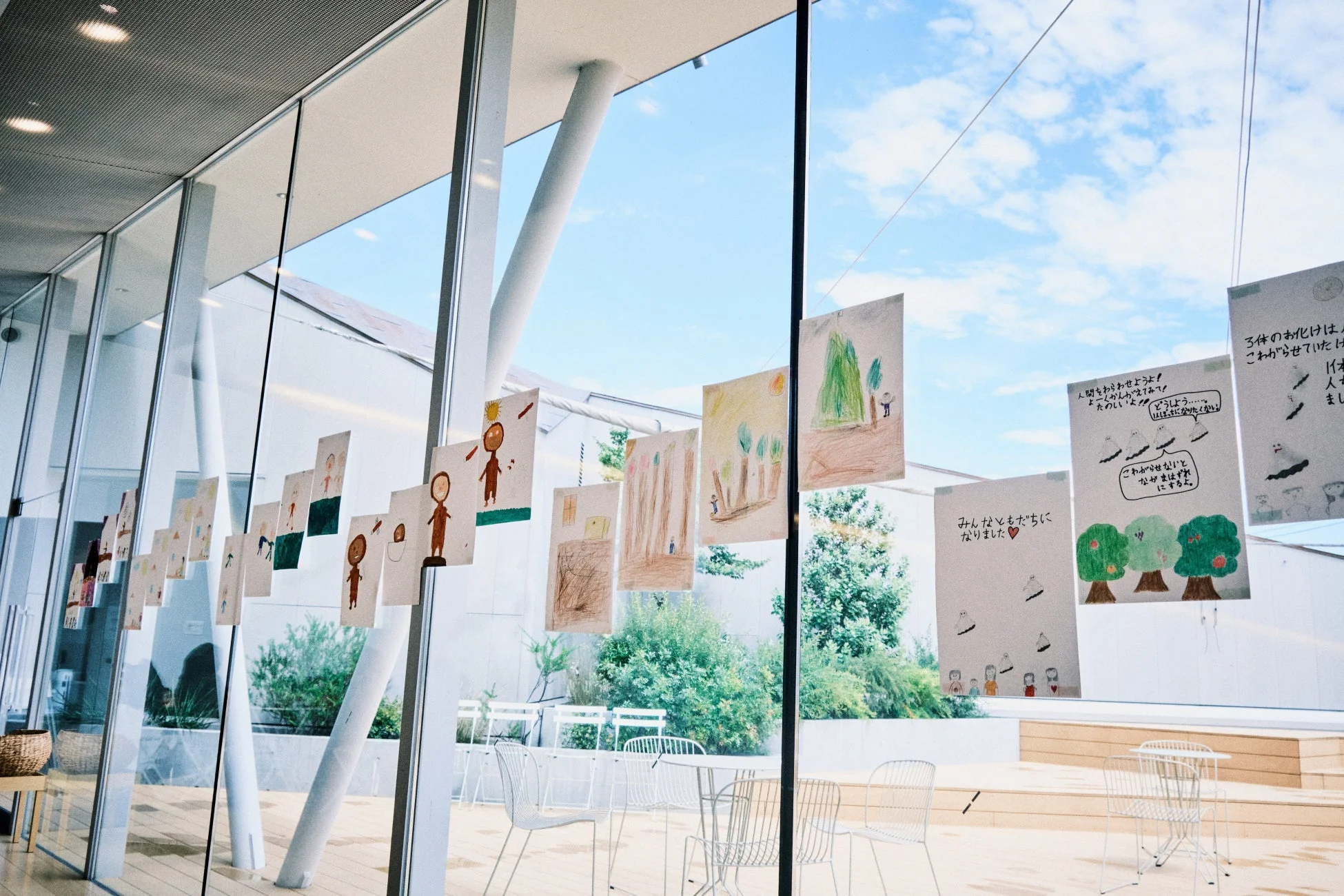 窓辺に展示された子どもたちの絵