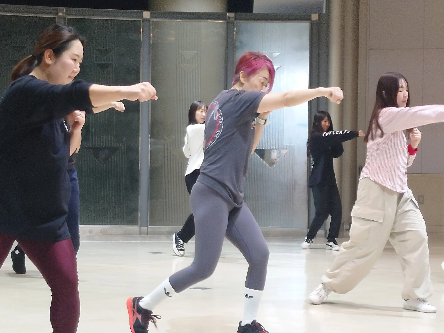 スタジオで運動する女性たち