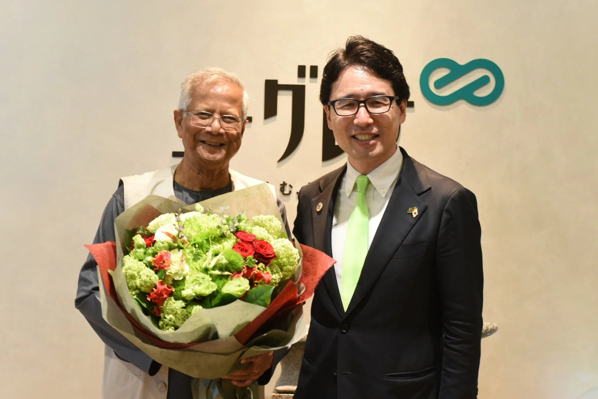 ユーグレナ社で歓談するユヌス博士と出雲社長