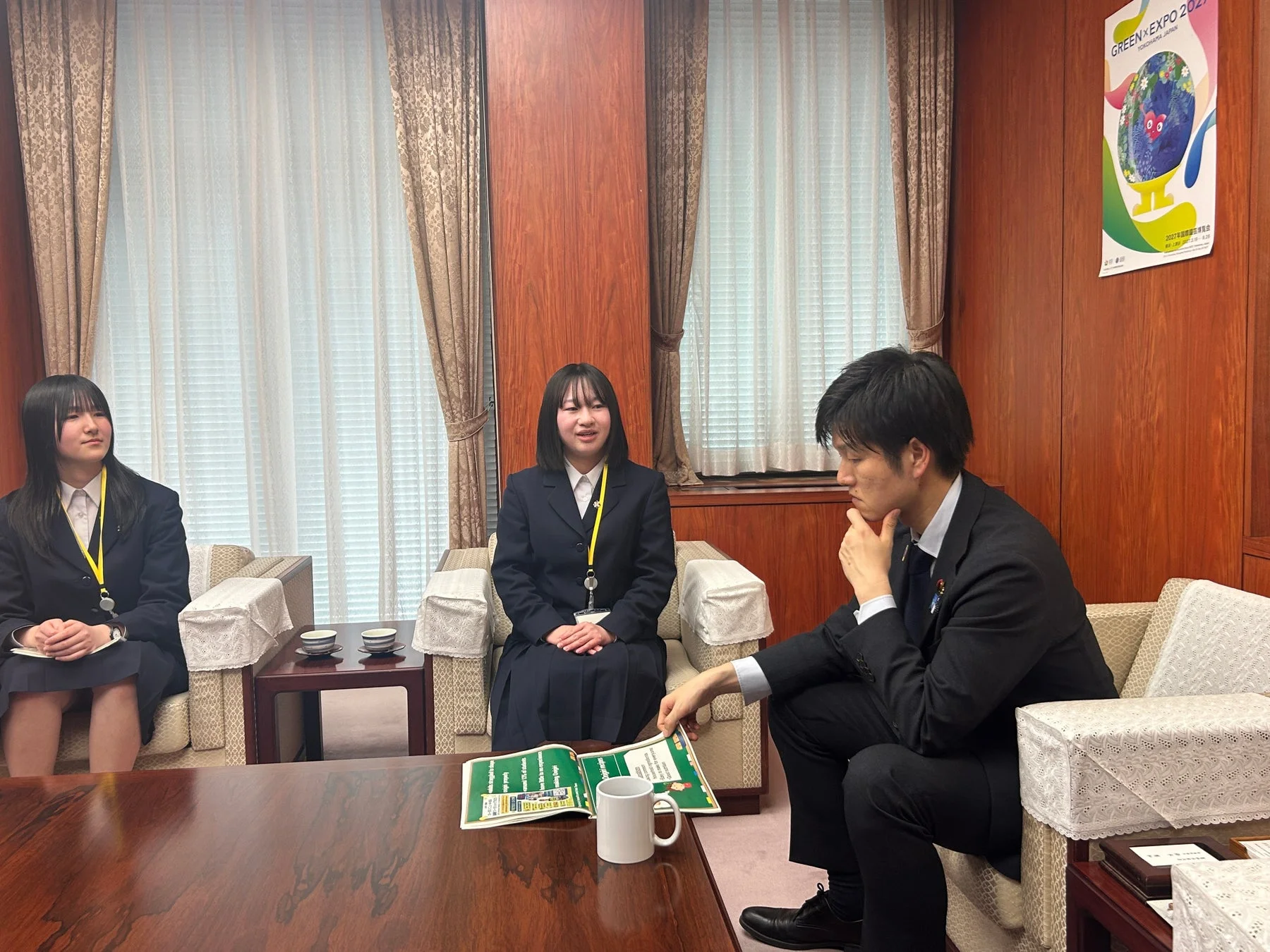 会議室での打ち合わせ風景