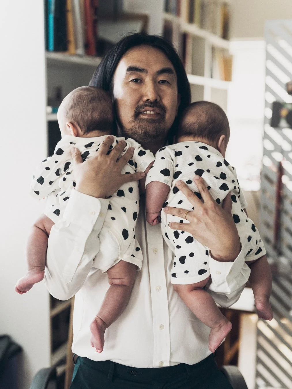 父親,双子,赤ちゃん,家族,育児,室内,ポートレート,笑顔,親子,ダルメシアン柄