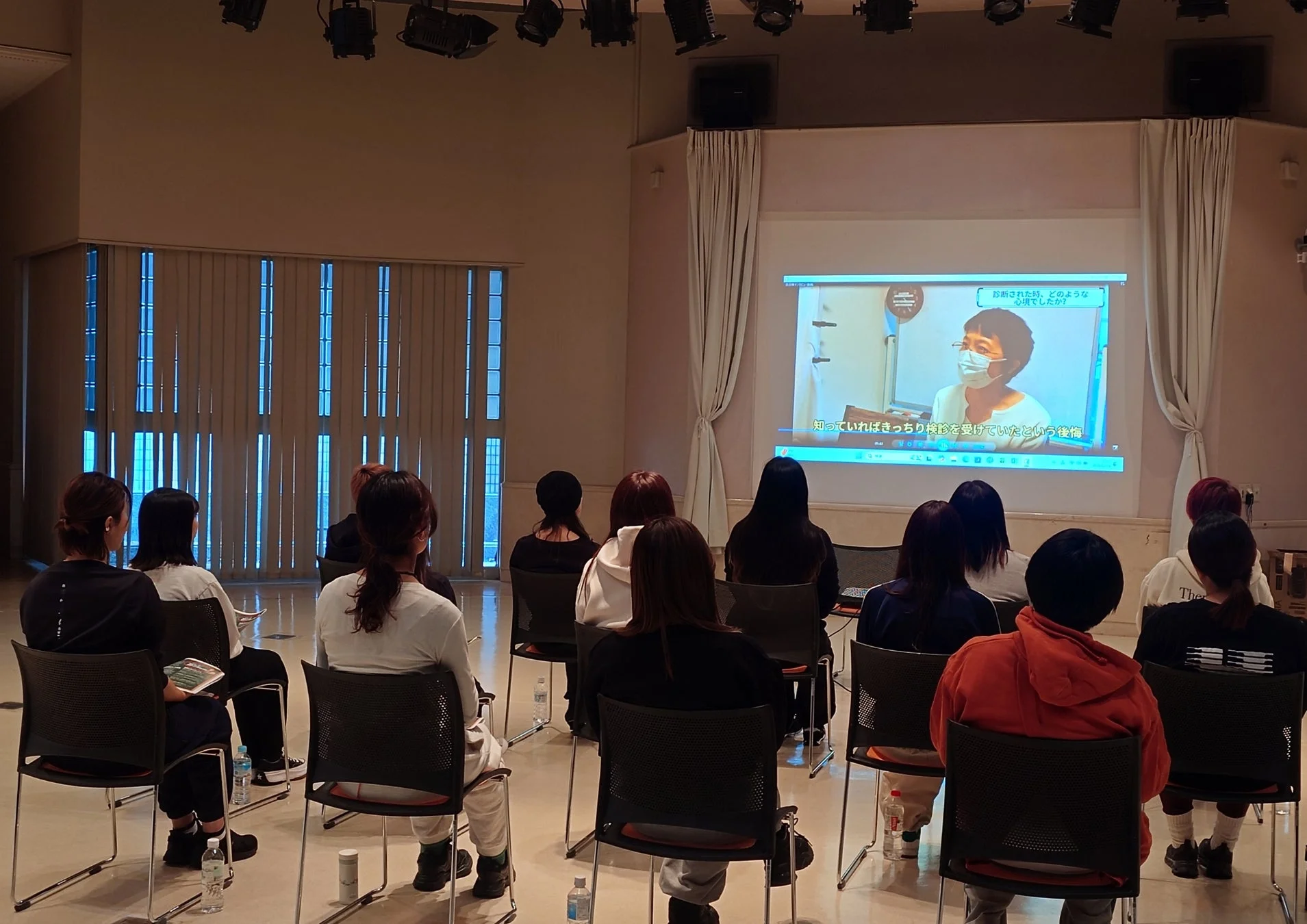 セミナーで健康に関する話を聞く参加者