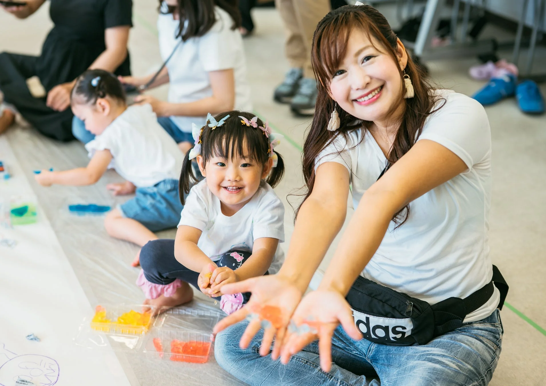 親子でジェルを使って遊ぶ様子
