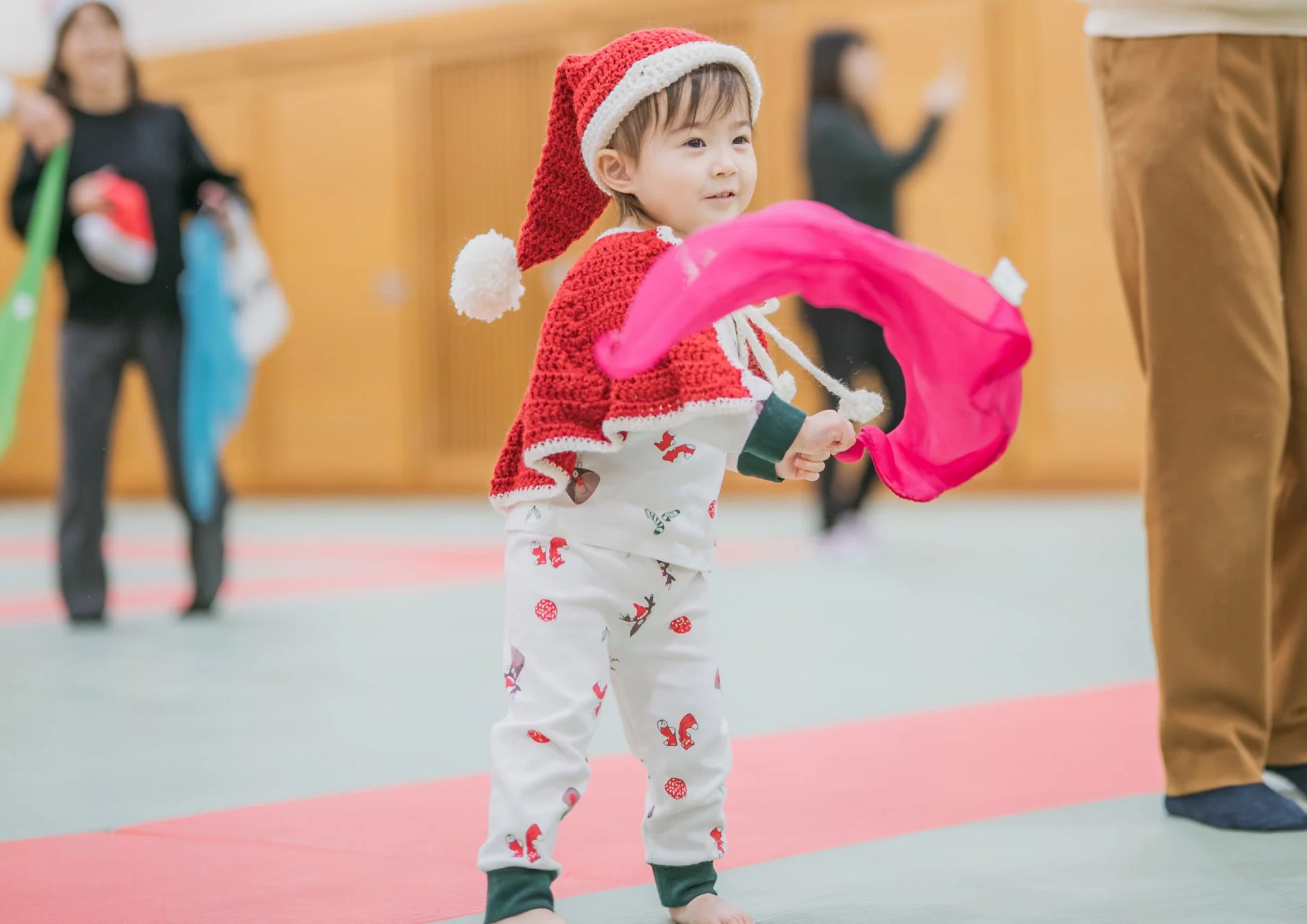 クリスマスイベントで遊ぶ子供