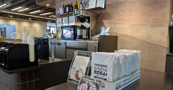 NINZIA BOSAIの製品が並ぶ店内