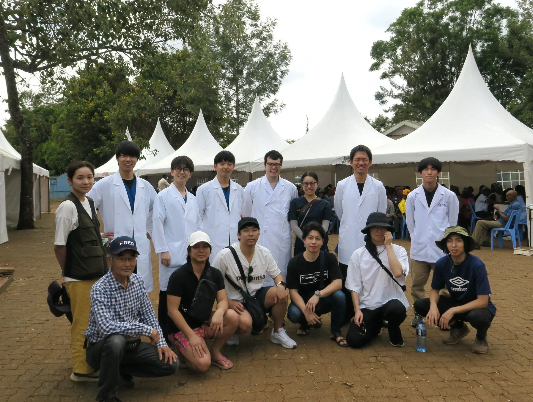 日本の医学生らが参加している集合写真