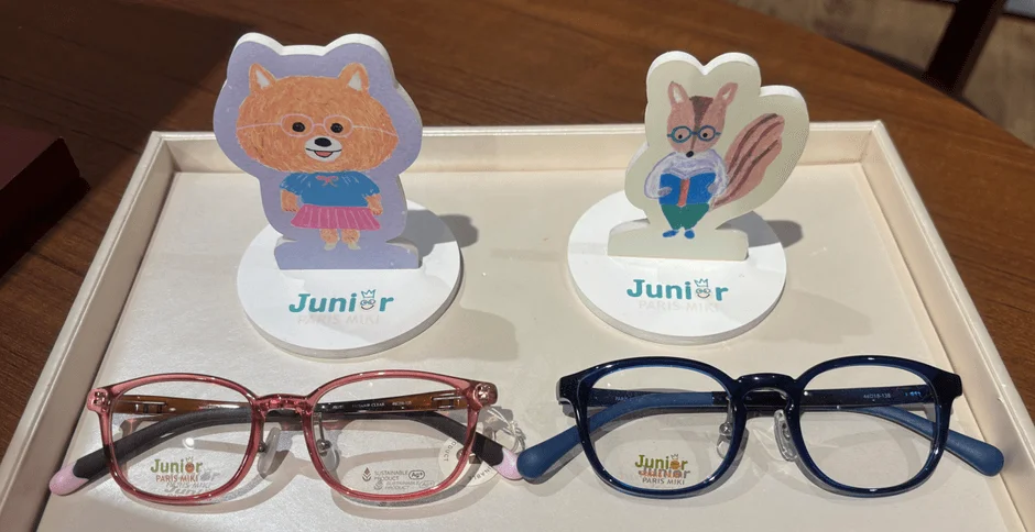 子供用メガネブランド「Junior PARIS MIKI」の展示風景です。