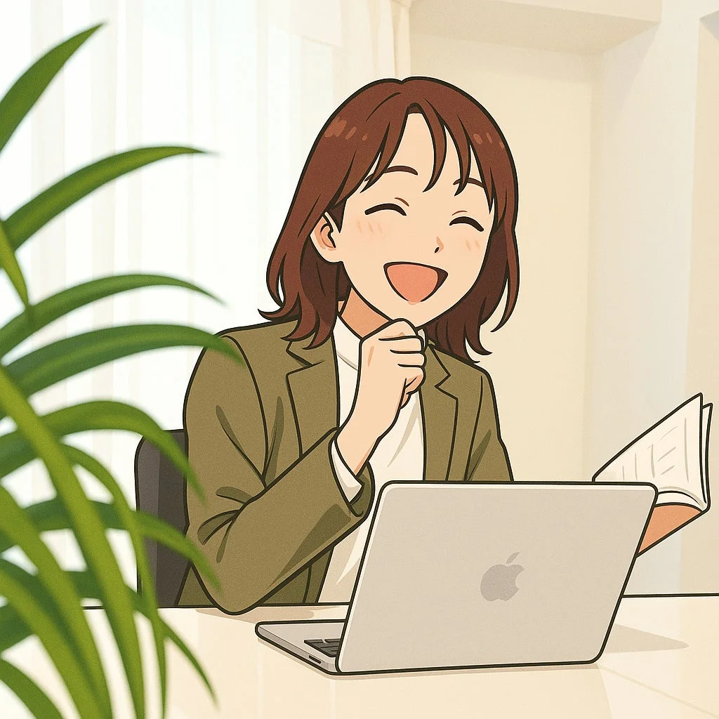 アニメ風の女性が笑顔でパソコンと資料に向かって作業している様子