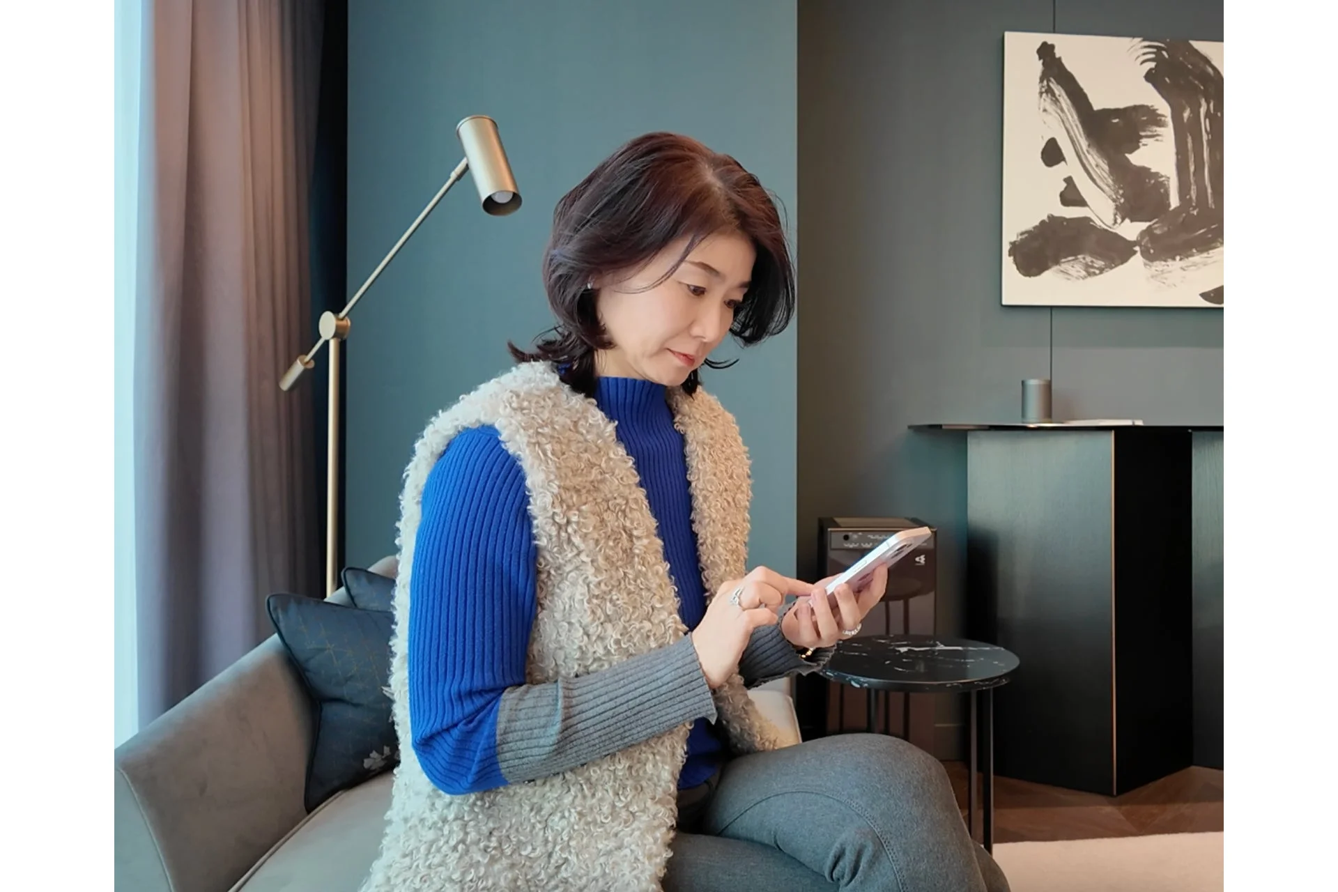 ソファに座る女性